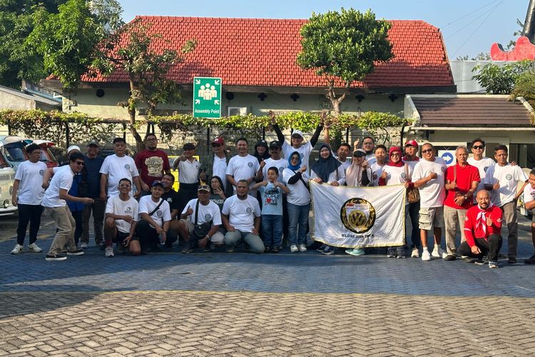 Anggota Volkswagen Jawa Timur foto bersama usaia membagikan sembako kepada tukang becak yang ditemui saat konvoi memperingati Hari Kemerdekaan RI ke-80 dan merayakan HUT Volkswagen Indonesia ke-32 di Surabaya, Sabtu (16/8/2025) siang.