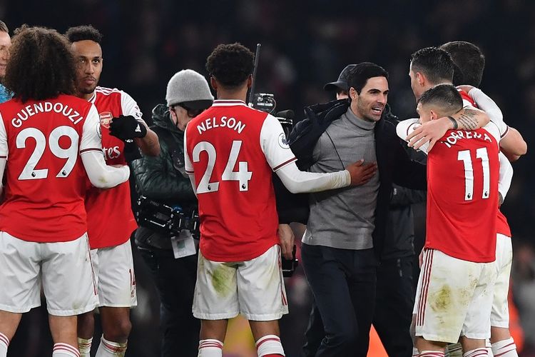 Pelatih Arsenal Mikel Arteta merayakan kemenangan 2-0 dengan para pemainnya di lapangan setelah laga Liga Premier Inggris antara Arsenal vs Man United di Stadion Emirates London pada 1 Januari 2020.