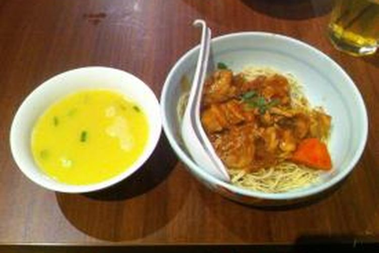 Seporsi Shirunashi Curry Ramen yang tersaji di Restoran Marutama Ramen, Senayan 1, Jakarta, Jumat (13/11/2015). Seporsi ramen dengan kaldu ini dijual dengan harga Rp 68.000.