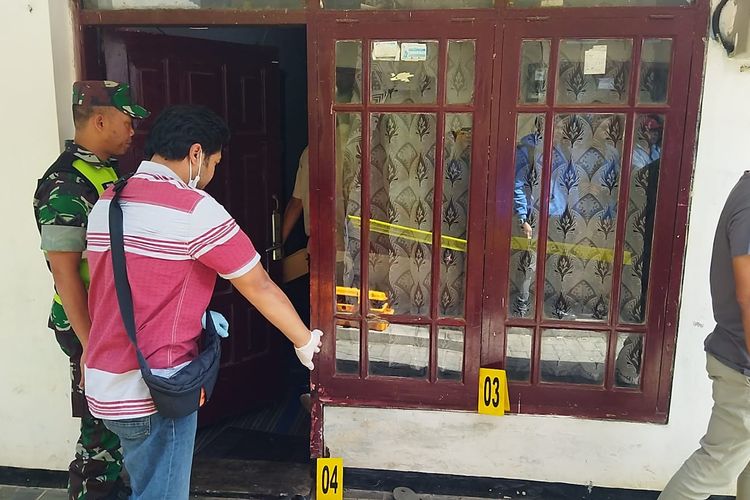 Petugas kepolisian saat melakukan olah TKP ibu dan anak tewas di dalam rumah di Desa Donowarih, Kecamatan Karangploso, Kabupaten Malang, Jumat (21/7/2023) pagi.