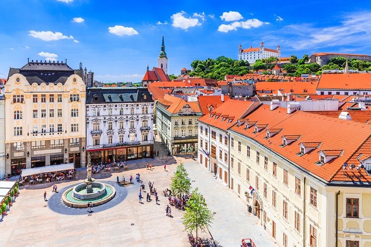 Ilustrasi Slowakia - Pemandangan dari Bratislava Castle, St Martin's Cathedral, dan sebuah alun-alun di Bratislava, Slowakia.