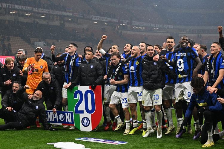 Pemain Inter Milan merayakan keberhasilan menjuarai Liga Italia 2023-2024. Kepastian Inter juara Serie A 2023-2024 datang berkat kemenangan 2-1 atas AC Milan pada laga pekan ke-33 Liga Italia 2023-2024 di Stadion San Siro, 22 April 2024. (Photo by GABRIEL BOUYS / AFP)