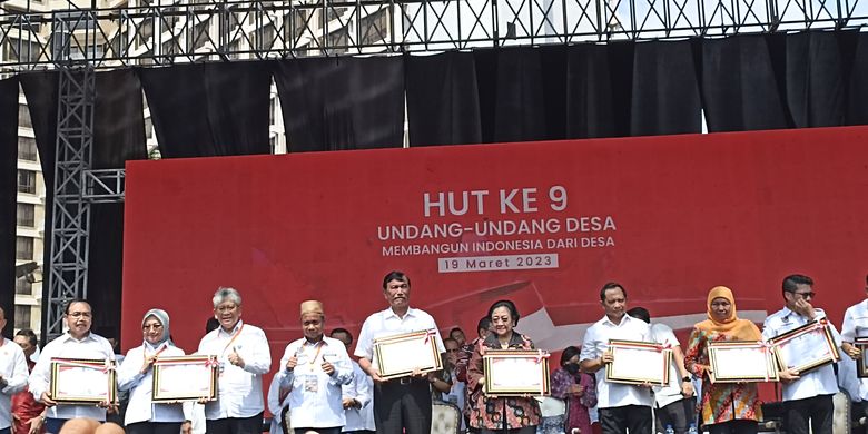 Presiden Kelima RI, Megawati Soekarnoputri hingga Menteri Koordinator bidang Maritim dan Investasi (Menko Marves) Luhut Binsar Pandjaitan mendapatkan penghargaan dari organisasi kepala desa, Minggu (19/3/2023).