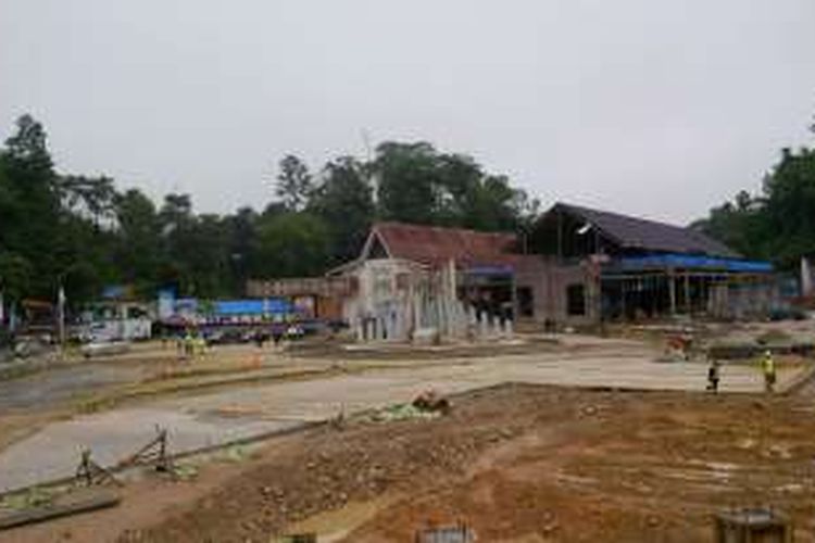 Suasana pembangunan di Pos Lintas Batas Negara (PLBN) Entikong, Kabupaten
Sanggau, Kalimantan Barat (23/3/2016). Presiden Joko Widodo memastikan PLBN
Entikong direncakan selesai pada akhir tahun 2016.