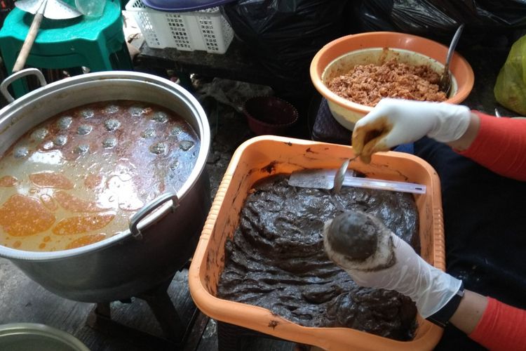 Warna hitam Bakso Kebo Keboan di Kedai Bakso Osing Banyuwangi berasal dari arang bambu Jepang yang aman dikonsumsi