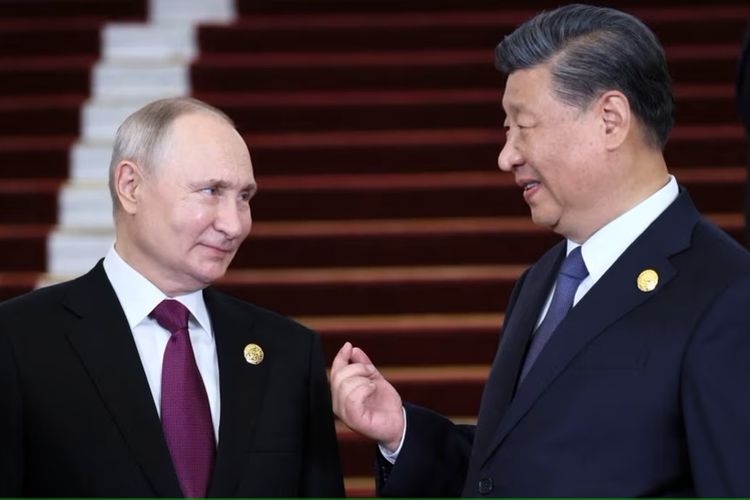 Presiden Rusia Vladimir Putin disambut oleh Presiden China Xi Jinping dalam upacara di Forum BRI di Beijing, Selasa 17 Oktober 2023. 