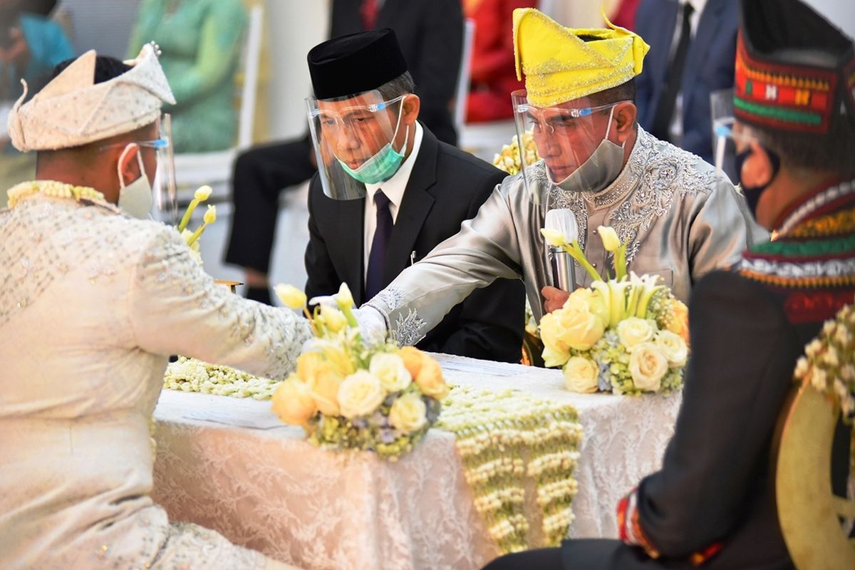 Gubernur Sumut Edy Rahmayadi menggelar akad nikah putri keduanya Siti Andira Ramayana dengan Arifuddin Maulana Basri di rumah dinasnya, Minggu (9/8/2020)