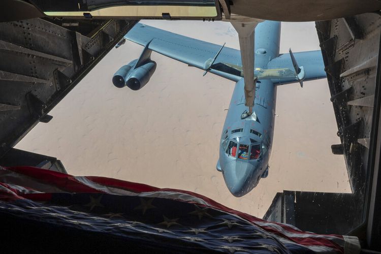 Foto yang dirilis oleh Angkatan Udara AS ini, menunjukkan B-52H Stratofortress yang ditugaskan di Sayap Bom ke-5, Pangkalan Angkatan Udara Minot, Dakota Utara, mendekati Extender KC-10 untuk pengisian bahan bakar di Timur Tengah pada Minggu, 4 September 2022 Militer Amerika Serikat mengatakan Senin bahwa mereka menerbangkan sepasang pembom jarak jauh B-52 berkemampuan nuklir di atas Timur Tengah dalam unjuk kekuatan, misi terbaru di kawasan itu karena ketegangan tetap tinggi antara Washington dan Teheran.