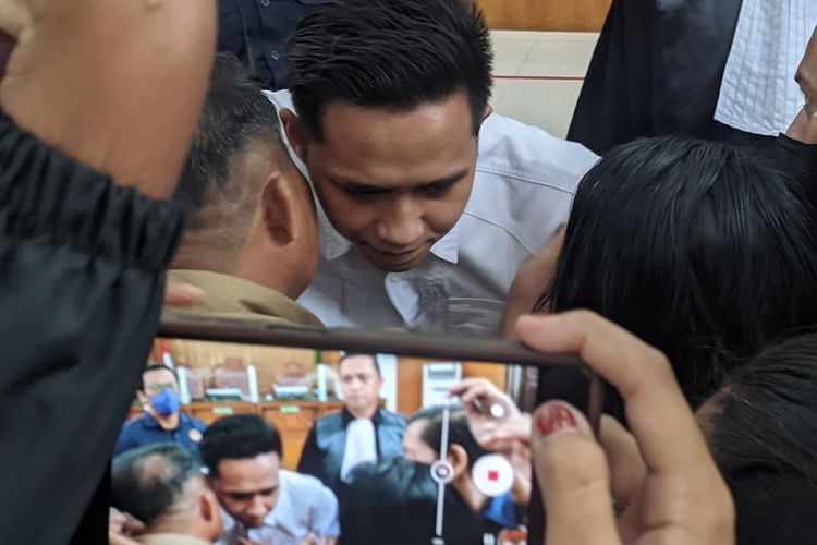 Terdakwa kasus pembunuhan berencana Brigadir J, Richard Eliezer memeluk kedua orangtuanya sebelum sidang dimulai, di Pengadilan Negeri Jakarta Selatan, Kamis (5/1/2023).