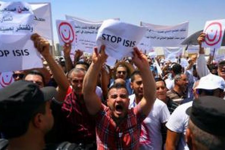 Ratusan orang melakukan unjuk rasa menentang ISIS di kota Arbil, Irak.