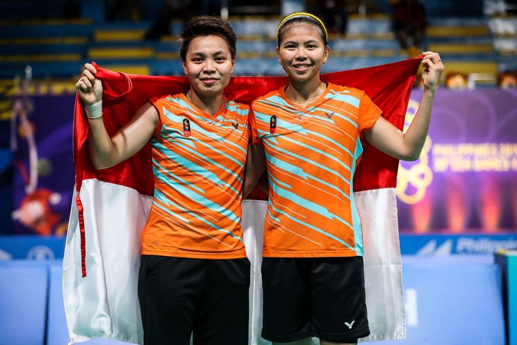 Pebulu tangkis Indonesia, Greysia Polii/Apriyani Rahayu saat beraksi melawan pasangan Thailand, Chayanit Chaladchalam/Phataimas Muenwongpada babak final bulu tangkis perorangan SEA Games 2019, di Muntinlupa Sports Complex, Filipina, Senin (9/12/2019). Pasangan Greysia Polii/Apriyani Rahayu berhasil menyumbang medali emas, mengalahkan pasangan Thailand dengan skor 21-3, 21-18.