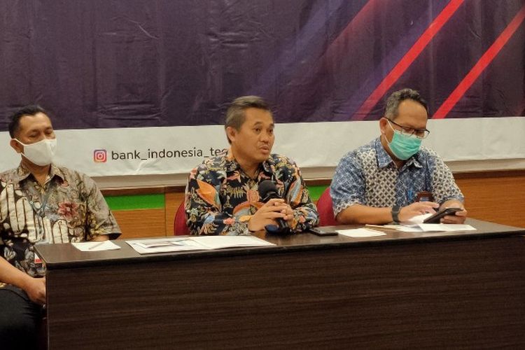 Kepala KPw BI Tegal Taufik Amrozy didampingi Kepala Unit PUR Ramadi, dan Deputi Kepala Perwakilan Dody Nugraha saat konferensi pers di Hotel PrimeBiz Kota Tegal, Selasa (20/4/2021)