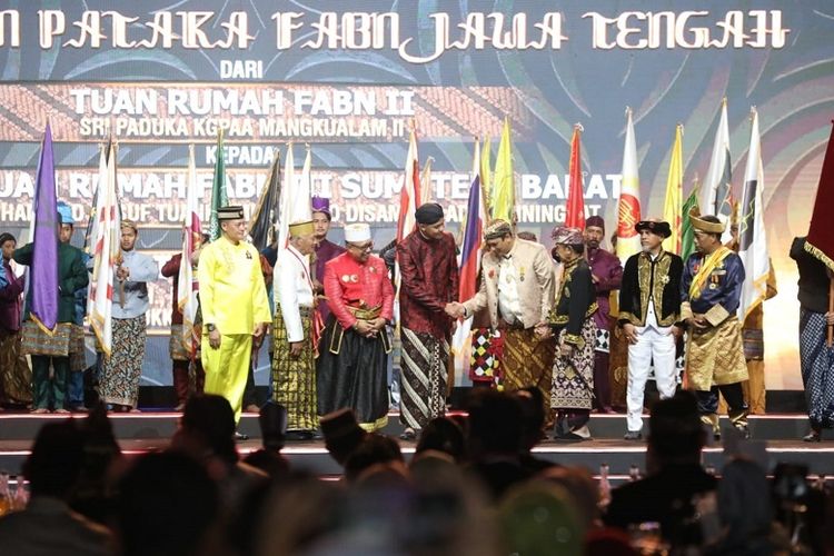 Gubernur Jawa Tengah (Jateng) Ganjar Pranowo menghadiri acara Festival Adat Budaya Nusantara II di Pelataran Lumbini Komplek Candi Borobudur, Jumat (9/12/2022).