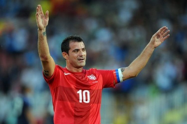 Dejan Stankovic menyapa para penggemar dalam pertandingan Serbia vs Jepang di Stadion Novi Sad, 11 Oktober 2013. Stankovic menjadi satu-satunya pesepak bola yang tampil pada tiga edisi Piala Dunia bersama tiga tim berbeda.