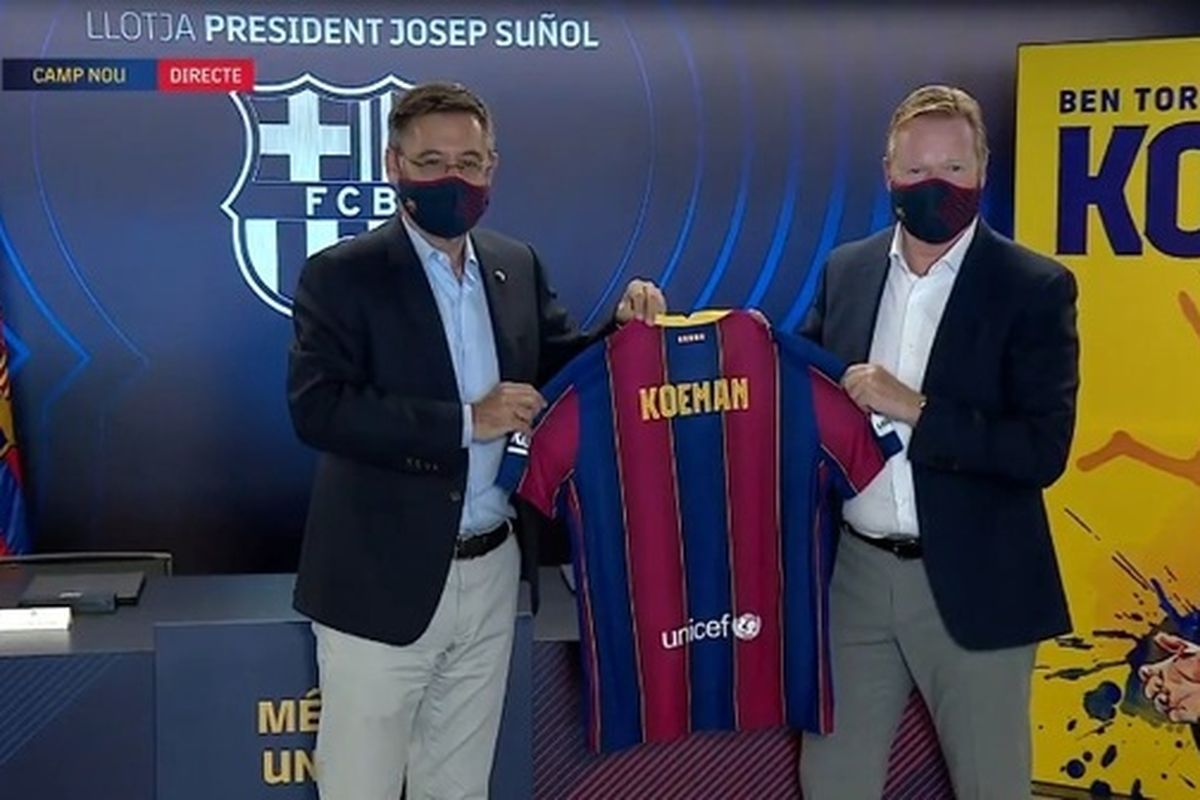 Pelatih baru FC Barcelona, Ronald Koeman, berpose dengan jersey Blaugrana bersama Presiden Josep Maria Bartomeu pada Rabu (19/8/2020).