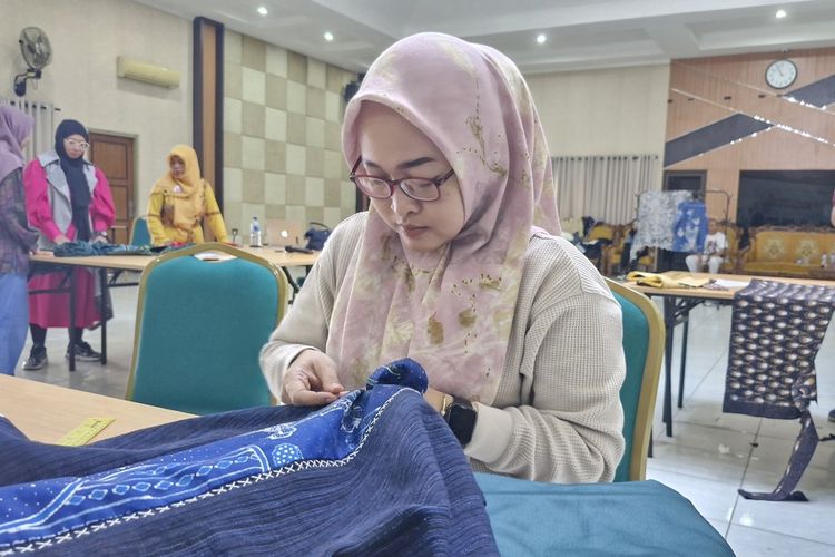 Maria Ariatika (37) pemilik brand lokal Maludra Batik di Magelang mengikuti pelatihan Batik Borobudur di Balatkop Jateng, Selasa (30/1/2024).