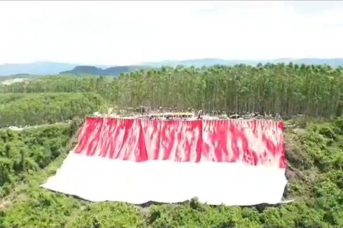 Bendera Merah Putih Raksasa Berkibar Pertama Kalinya di IKN