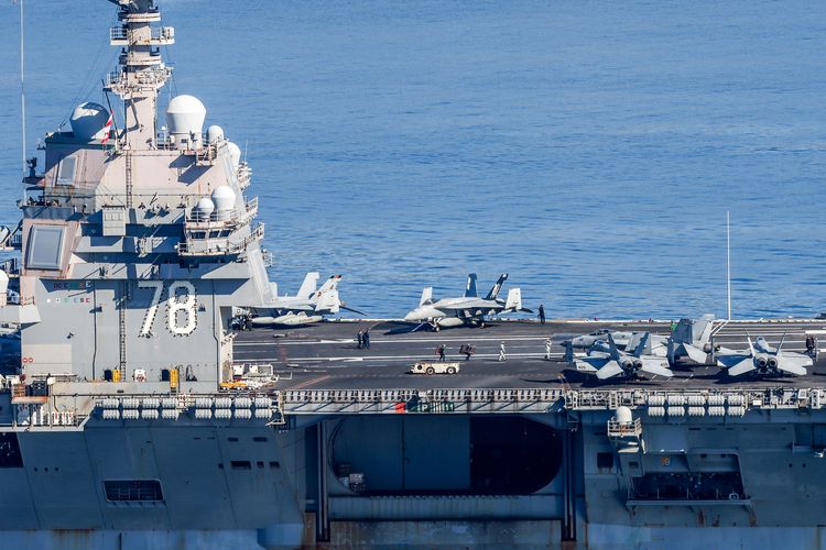 Kapal induk Amerika Serikat USS Gerald R Ford saat beranjak meninggalkan Teluk Souda di Pulau Kreta, Yunani, 26 Februari 2026 untuk menuju Timur Tengah.