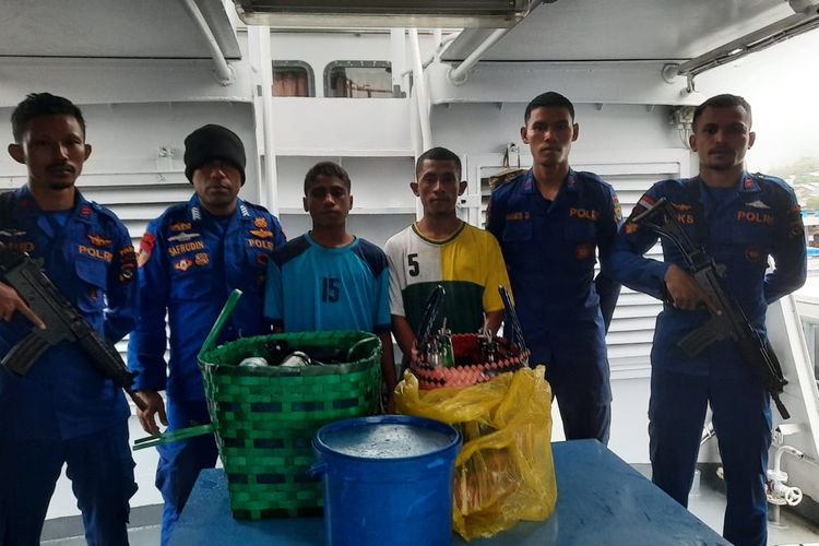 2 nelayan asal Kabupaten Flores Timur, NTT ditangkap karena menangkap ikan menggunakan bom.