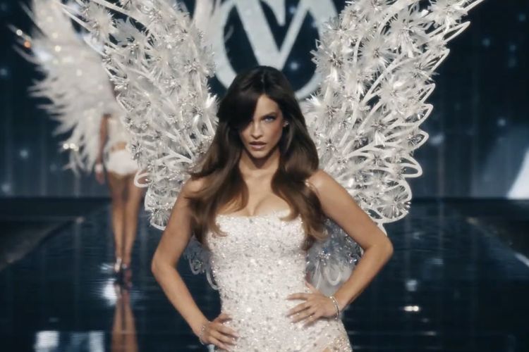6 Minggu Setelah Melahirkan, Barbara Palvin Kembali ke Runway Victoria Secret 2026