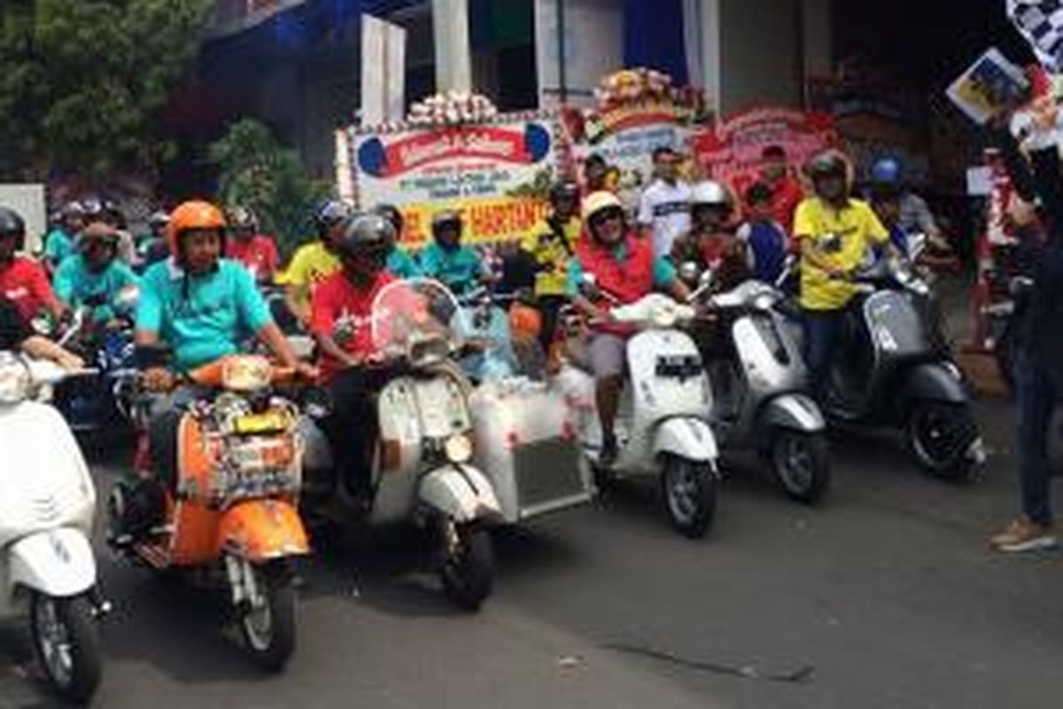 Komunitas Vespa di Semarang merayakan dibukanya dealer resmi Piaggio Semarang.