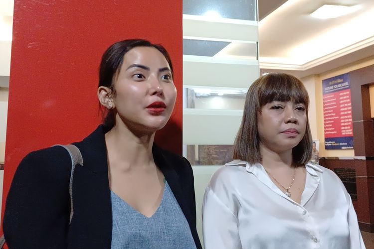 Artis Ayu Aulia didampingi tim kuasa hukumnya setelah menjalani BAP dua kasus yang menjerat Gege Fransiska di Polres Metro Jakarta Selatan, Senin (23/10/2023) malam