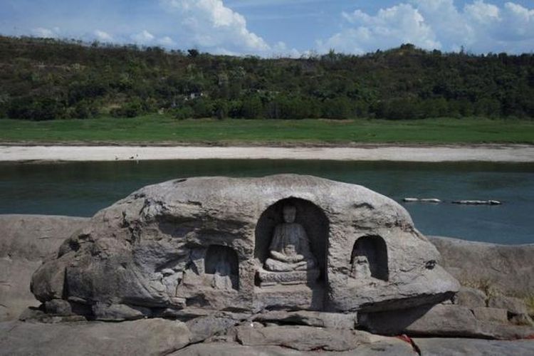 Pulau yang tenggelam di kota Chongqing di barat daya China, dengan tiga patung Buddha kuno di atasnya yang diyakini berusia 600 tahun tampak setelah sungai Yangtze mengering.

