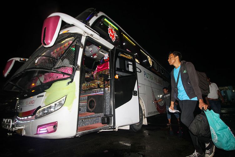 Pemudik menuju bus antarkota antarprovinsi (AKAP) di Lhokseumawe, Aceh, Sabtu (25/6/2019) malam. Sejumlah pemudik tujuan berbagai daerah di Sumatera dan Pulau Jawa memilih mudik lebih awal untuk menghindari kemacetan dan lonjakan harga tiket menjelang Lebaran 2019.