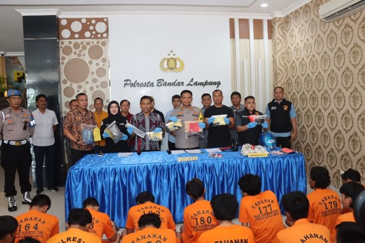 Pelaku kejahatan hasil ekspos Polresta Bandarlampung, Polda Lampung pada Operasi Krakatau 2024. Bandarlampung, Jumat (17/5/2024). 