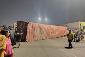 Truk Muatan 27 Ton Terguling Saat Nanjak Flyover Kranji Bekasi, Polisi Selidiki Dugaan Overload