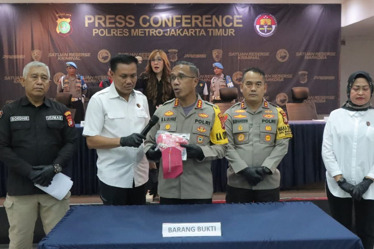 Pihak kepolisian menunjukkan barang bukti kasus pemerkosaan jukir terhadap dua anak tirinya saat jumpa pers di Polres Metro Jakarta Timur, Selasa (4/6/2024).