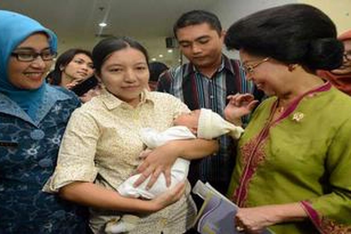 Menteri Kesehatan Nafsiah Mboi (kanan) melihat kondisi bayi berusia 1,5 bulan yang telah menerima vaksin Rotavirus (RV3) di Rumah Sakit Umum Pusat Dr Sardjito, Sleman, DI Yogyakarta, Sabtu (2/3/2013). Vaksin tersebut mulai diujicobakan di sejumlah rumah sakit dan puskesmas di Sleman dan Klaten, Jawa Tengah, selama 33 bulan. Vaksin ini dikembangkan untuk mengurangi risiko kematian bayi akibat diare yang disebabkan oleh Rotavirus. 

