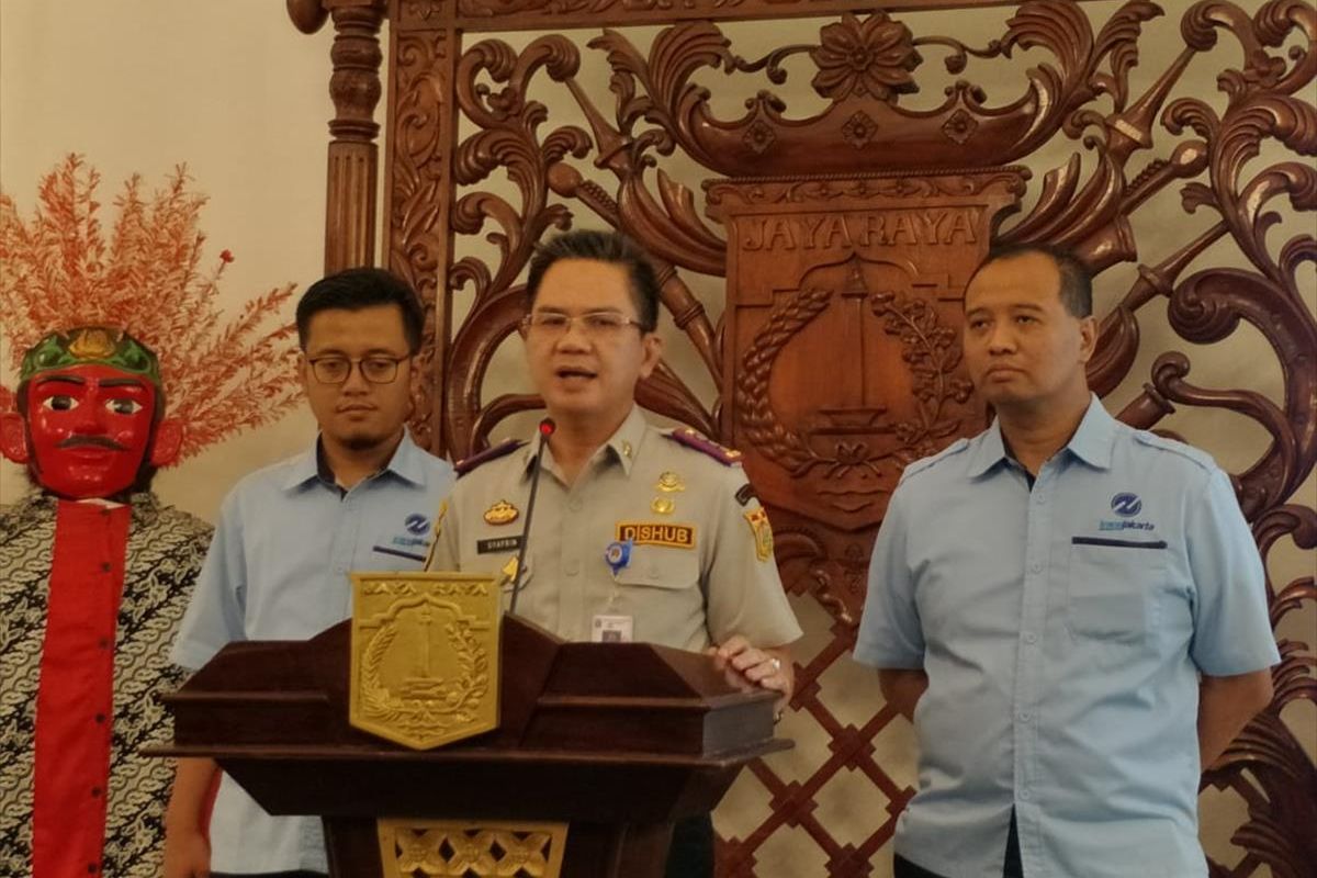 Kepala Dinas Perhubungan Syafrin Liputo (tengah) saat konferensi di Balairung, Balai Kota, Jakarta Pusat, Selasa (6/8/2019)