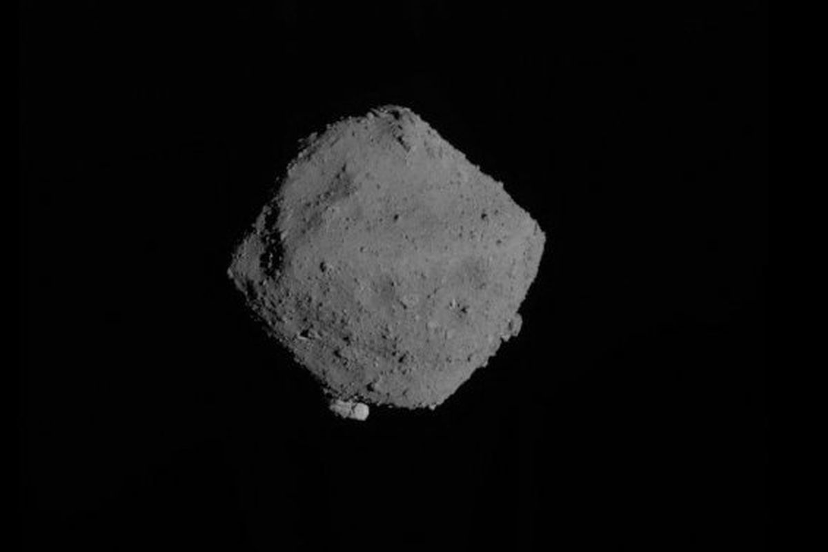 Penampakan asteroid Ryugu saat Wahana Antariksa Hayabusa-2 mendarat di permukaannya.