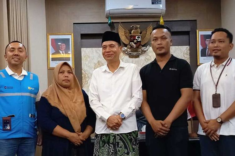 Pertemuan mediasi antara PLN dengan keluarga buruh bangunan yang mendapatkan denda dari PLN. Pertemuan berlangsung di ruang Ketua DPRD Jombang, Jawa Timur, Hadi Atmaji. (16/10/2025).