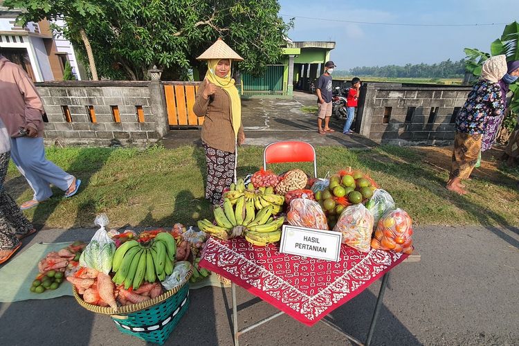 Kegiatan Pasar Opo di Kelurahan Gadingharjo, Kapanewon Sanden, Bantul, Minggu (13/3/2022)