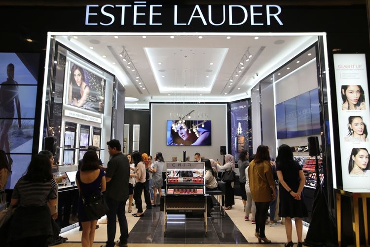 Butik Estee Lauder yang pertama di Jakarta dibuka di mal Central Park Jakarta Barat.