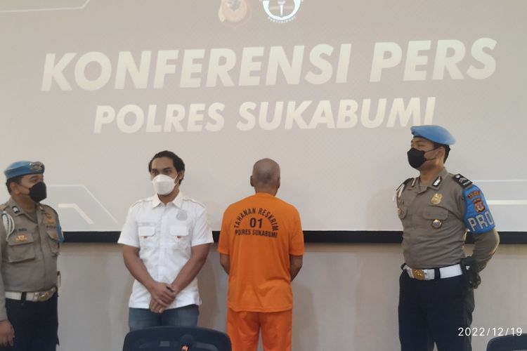 Tersangka HRS (membelakangi kamera) dalam perkara dugaan pencabulan anak mendapatkan pengamanan petugas Polres Sukabumi saat konferensi pers di Palabuhanratu, Sukabumi, Jawa Barat, Senin (18/9/2022).