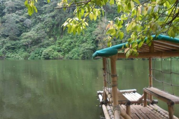 Salah satu hulu Sungai Ciliwung, Telaga Warna, Desa Tugu, Cisarua, Bogor, Senin (2/2/2015). Siswa-siswa Al-Jabr Islamic School berkunjung ke objek wisata Telaga Warna untuk melakukan studi tentang Ciliwung.