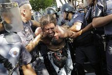 Polisi Bentrok dengan Demonstran Anti-Piala Dunia
