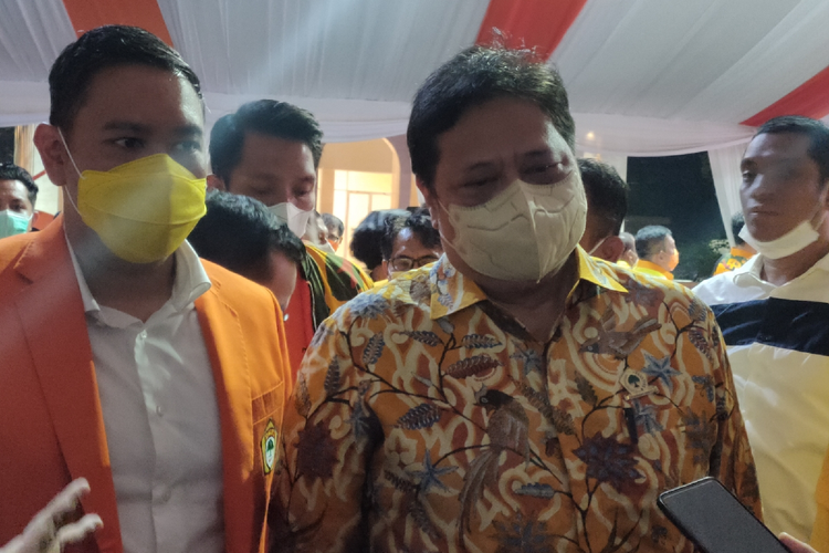 Ketua Umum Partai Golkar Airlangga Hartarto di Kantor DPP Golkar, Jumat (12/11/2021) malam 