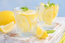 Sederet Manfaat dan Efek Samping Minum Air Rendaman Lemon, Apa Saja?