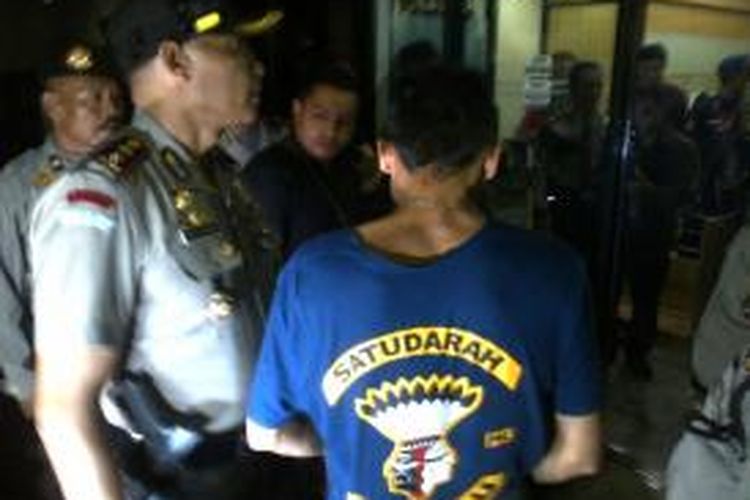 Kepolisian mengamankan tiga anggota Progress 98 yang membuat kegaduhan di Gedung Komisi Pemberantasan Korupsi, Jakarta, Senin (4/8/2014).