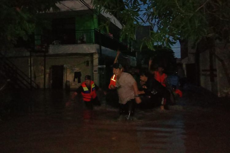 Proses evakuasi terhadap korban bajir kembali dilakukan di Kelurahan Cipinang Melayu, Kecamatan Makasar, Jakarta Timur mulai pukul 18.10 WIB, Selasa (25/2/2020). 