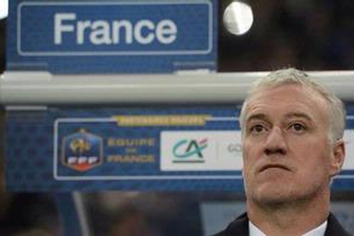 Pelatih Perancis, Didier Deschamps, bereaksi sebelum pertandingan Pra-Piala Dunia Brasil 2014 antara timnya melawan Georgia di Stadion Saint Denis, Paris, Jumat (22/3/2013). 