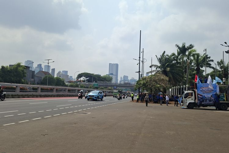 Massa Demo Buruh Mulai Berkumpul di Depan DPR, Arus Lalin Gatsu Ramai Lancar