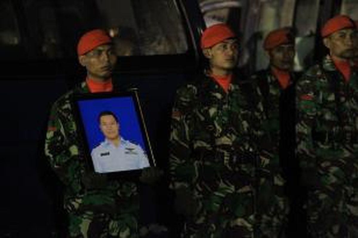 Foto salah satu anggota TNI korban jatuhnya pesawat Hercules C-130 TNI AU di Medan, saat upacara penyambutan jenazah di Lanud Halim Perdanakusuma, Jakarta Timur, Rabu (1/7/2015). Pesawat jatuh pada Selasa 30 Juni kemarin, pukul 12.08 WIB, saat hendak menuju Tanjung Pinang. Upacara penyambutan 16 jenazah tersebut dipimpin langsung oleh Presiden Joko Widodo.