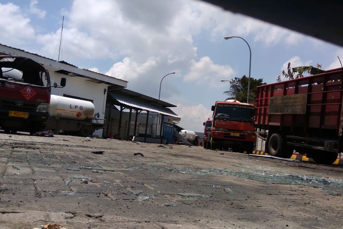 Sisa puing akibat ledakan dan kebakaran di PT Semar Gemilang, pabrik pengisian gas di Sukawangi, Kabupaten Bekasi, Selasa (28/1/2020).