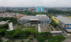 Cuaca Indonesia Sulit Diprediksi, Apa PLTS Atap di Mall Masih Efektif?