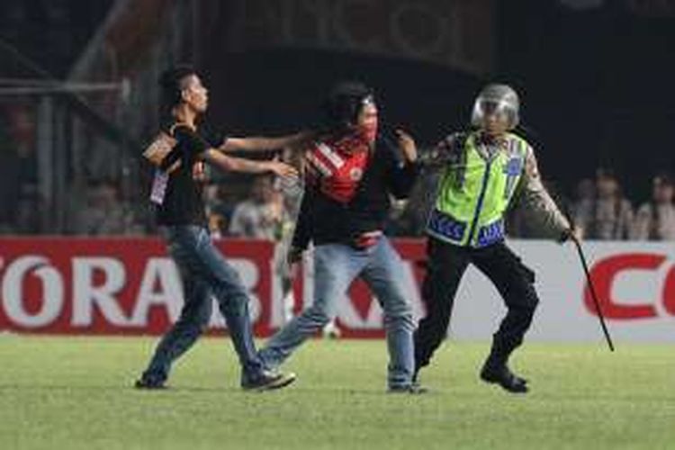 Suporter terlibat bentrokan dengan polisi di GBK sehingga memaksa laga Persija Jakarta vs Sriwijaya FC ditunda, Jumat (24/6/2016). 